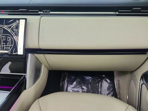 Used 2024 Land Rover Range Rover Long Wheelbase SE image 39