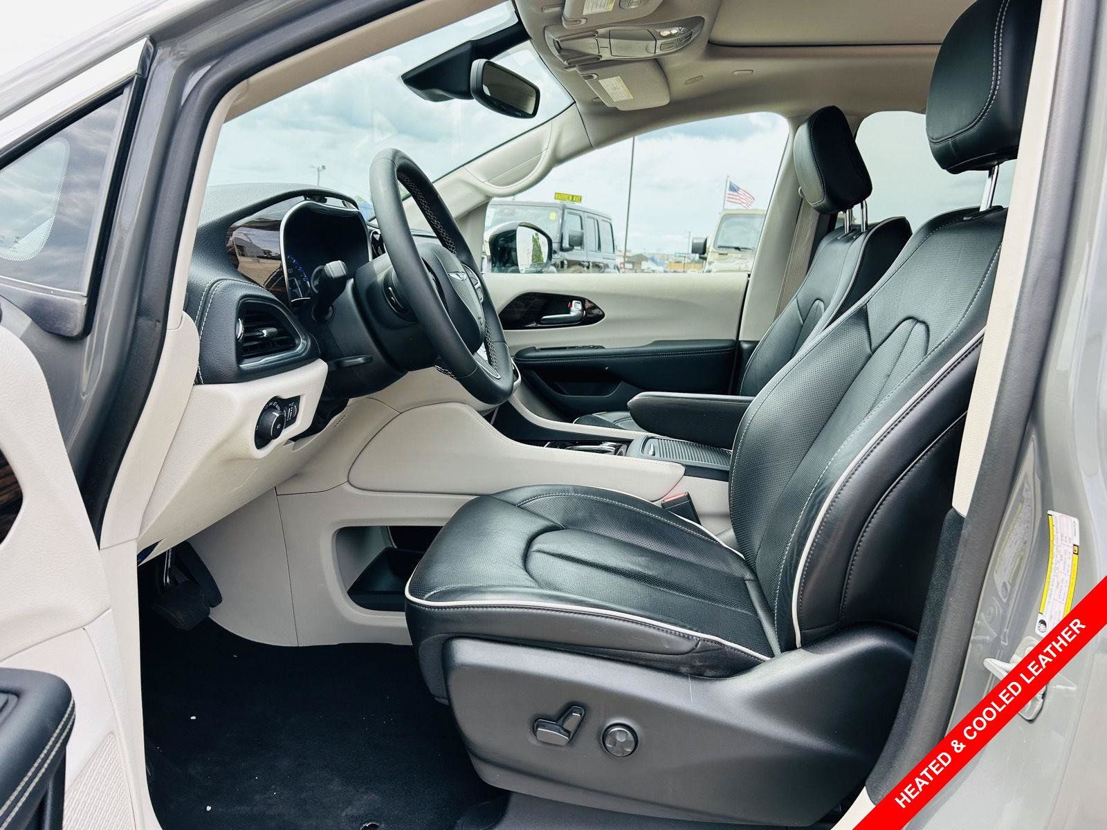 Used 2023 Chrysler Pacifica Limited FWD image 3
