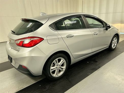 Used 2017 Chevrolet Cruze LT image 2