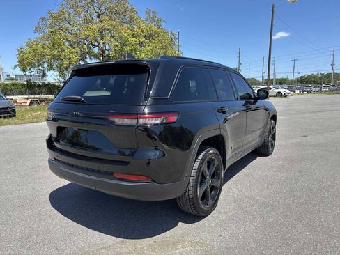Used 2023 Jeep Grand Cherokee Altitude AWD/4WD image 6