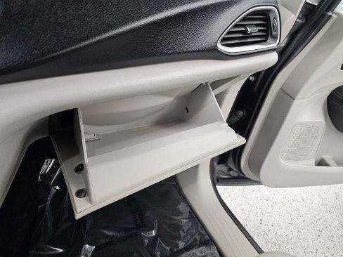 Used 2017 Chrysler Pacifica Touring-L FWD image 23