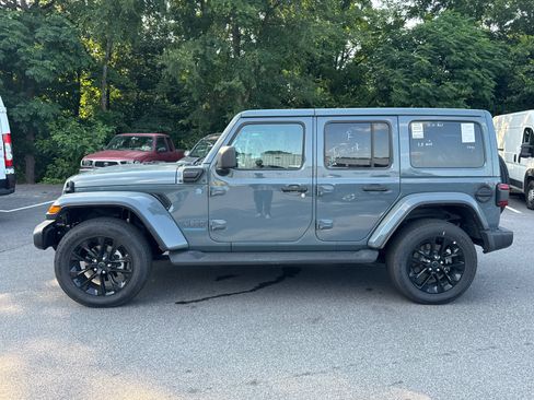 Used 2025 Jeep Wrangler Unlimited Sahara AWD/4WD image 5