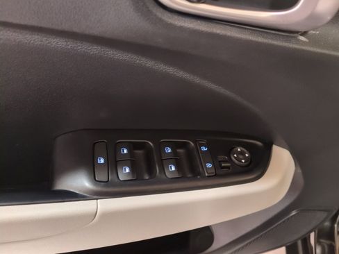 Used 2024 Hyundai Venue SEL image 18