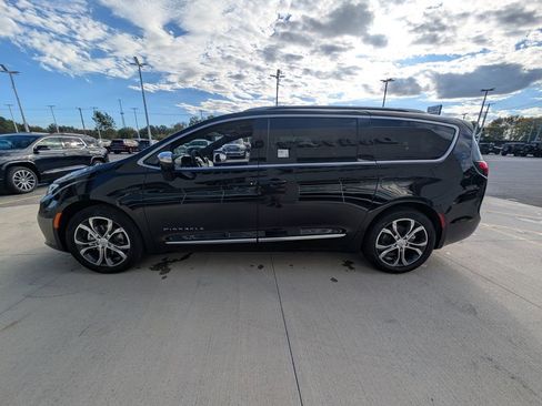 New 2026 Chrysler Pacifica Pinnacle w/ Trailer Tow Group FWD image 7