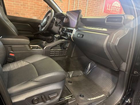 Used 2025 Toyota Tacoma TRD Sport w/ TRD Sport Premium Package AWD/4WD image 19