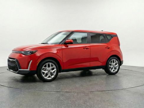 Used 2025 Kia Soul LX w/ LX Technology Package FWD image 3