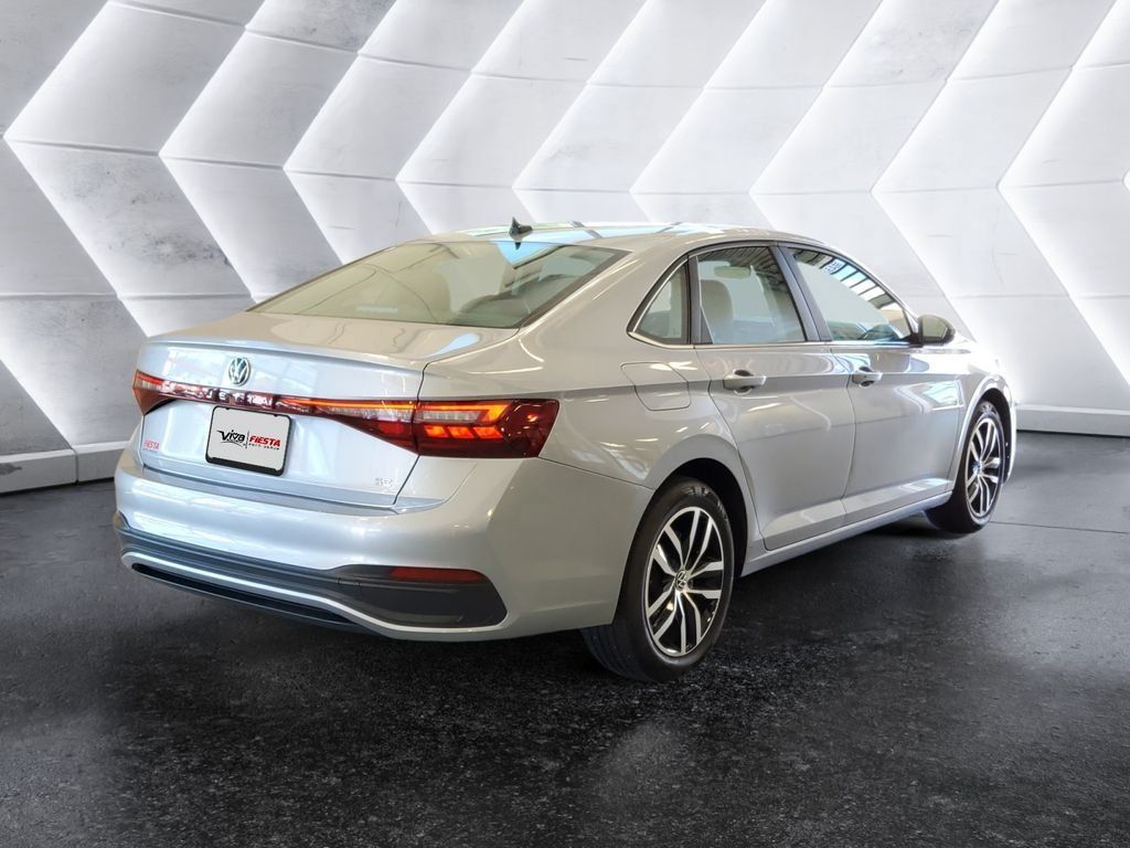 Used 2025 Volkswagen Jetta SE FWD image 4