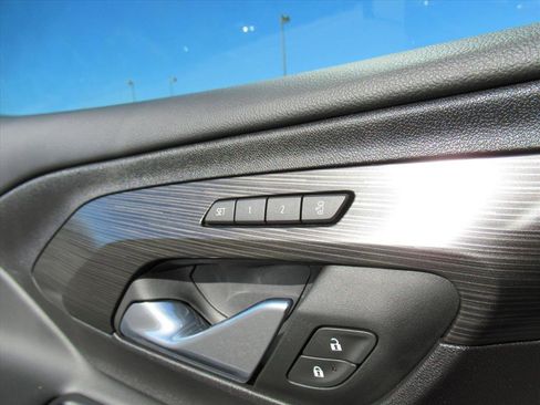 Used 2024 GMC Terrain SLT w/ Infotainment Package II image 29