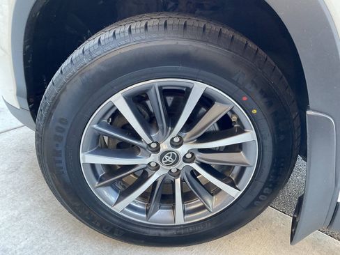 Used 2019 Toyota Highlander XLE AWD/4WD image 47