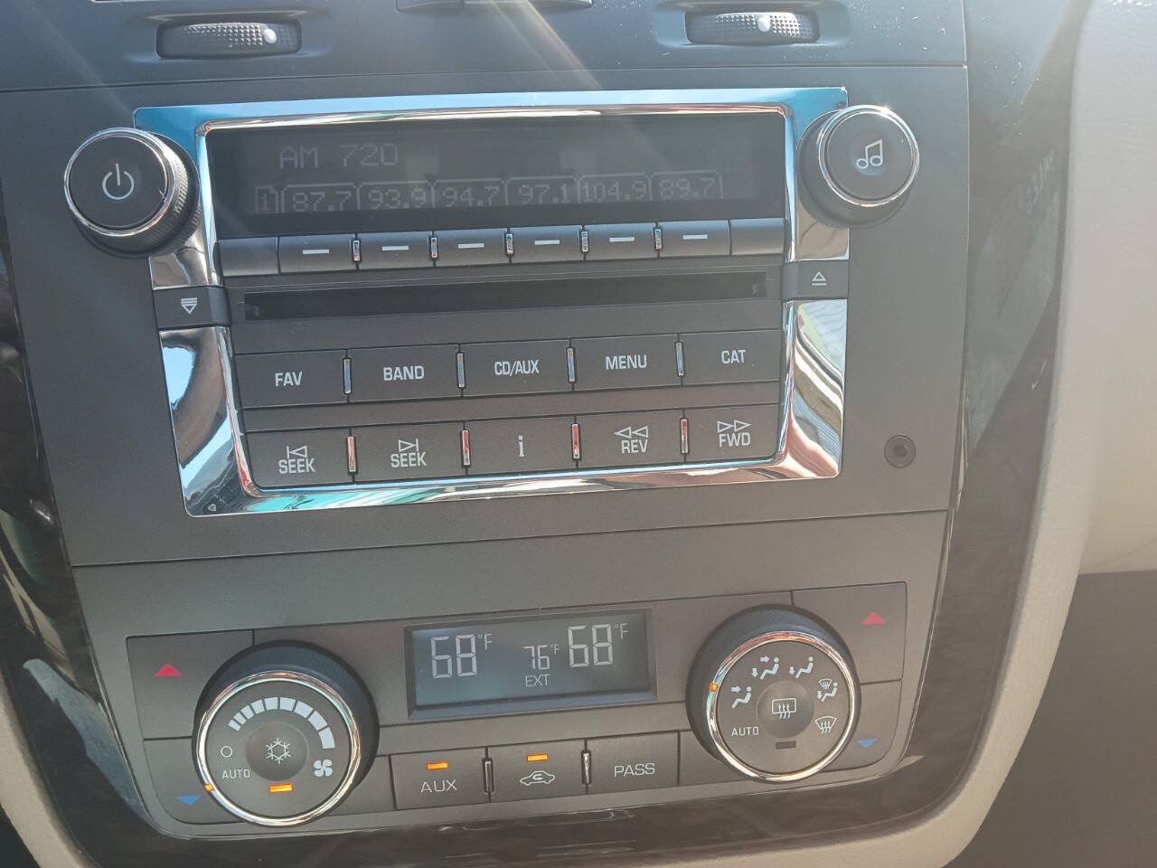 Used 2010 Cadillac DTS Luxury FWD image 22