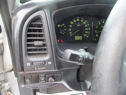 Used 2004 Nissan Pathfinder LE Platinum RWD image 13
