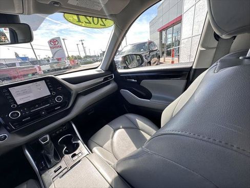 Certified 2021 Toyota Highlander XLE AWD/4WD image 20