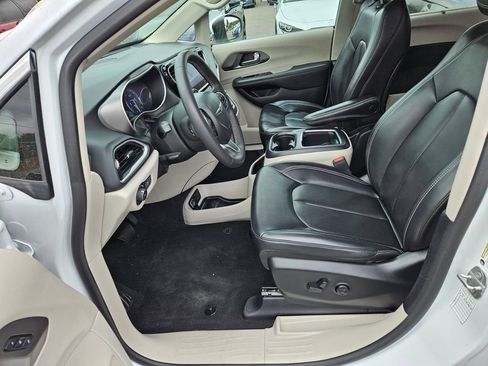 Used 2023 Chrysler Pacifica Touring-L FWD image 17