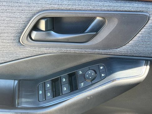 Used 2023 Nissan Rogue S FWD image 18
