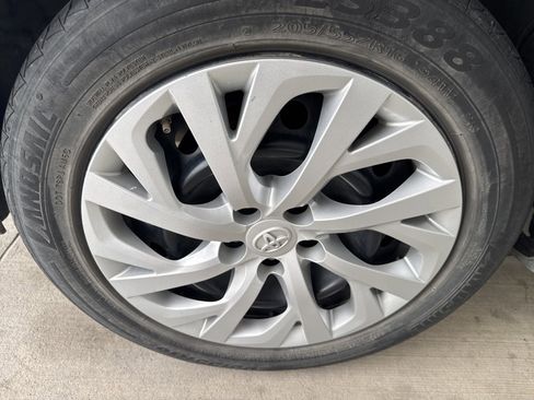 Used 2018 Toyota Corolla LE image 16