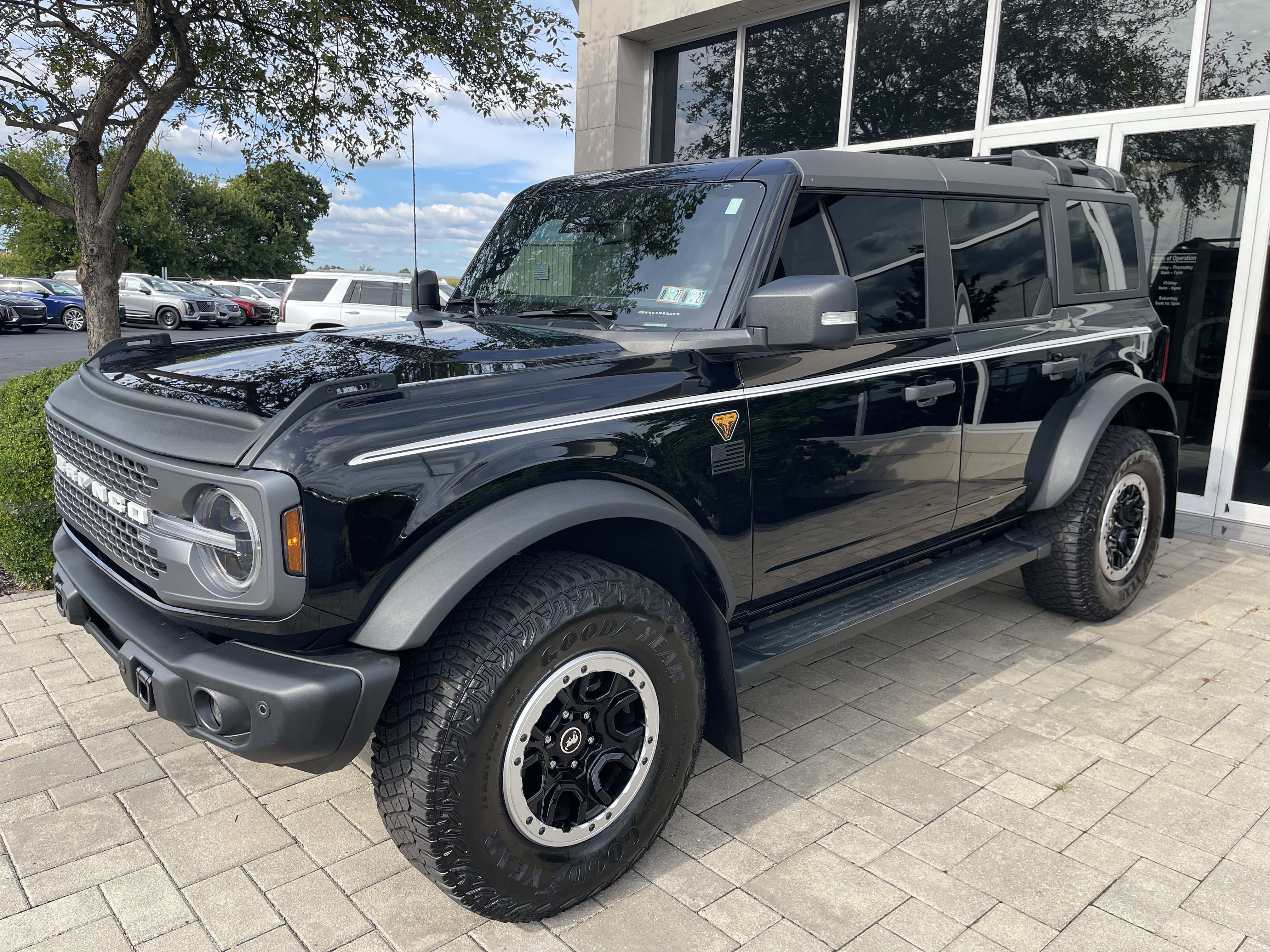 Used 2023 Ford Bronco Badlands w/ Sasquatch Package AWD/4WD image 3