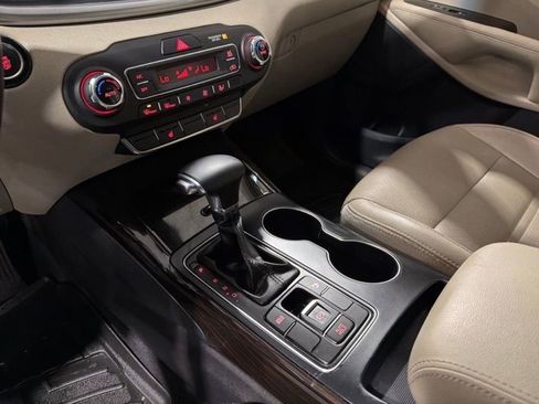 Used 2017 Kia Sorento EX image 18