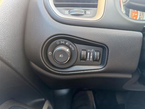 Used 2015 Jeep Renegade Latitude w/ Popular Equipment Group image 28