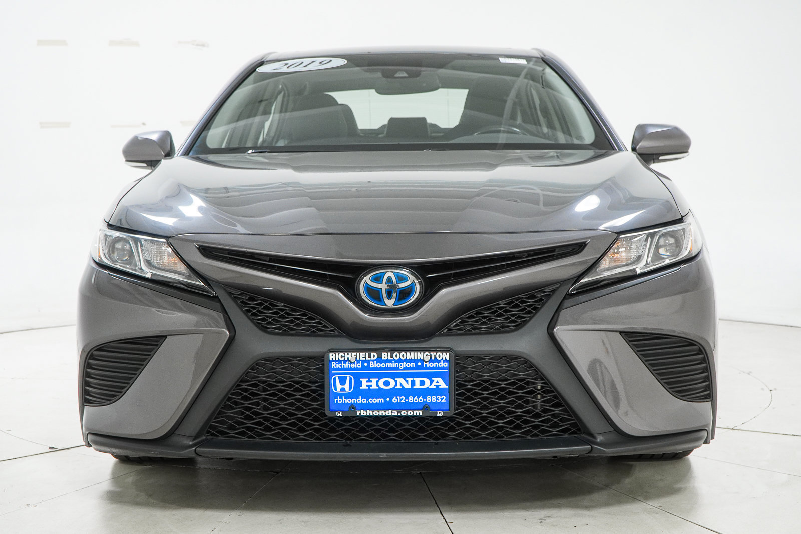 Used 2019 Toyota Camry SE w/ Audio Package FWD image 3
