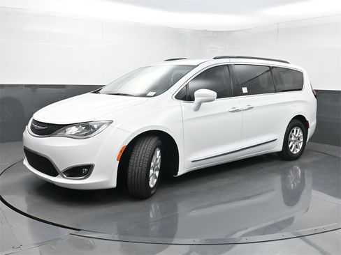 Used 2017 Chrysler Pacifica Touring-L image 18