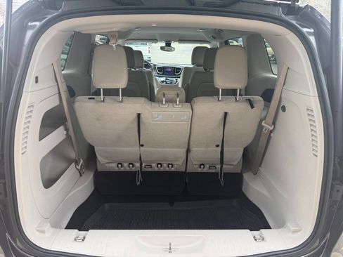 Used 2017 Chrysler Pacifica Touring image 13