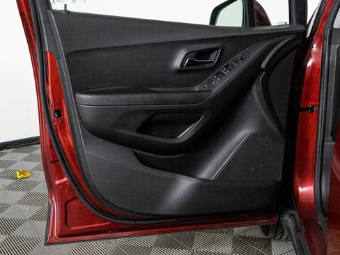 Used 2019 Chevrolet Trax LT w/ LT Convenience Package image 34