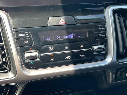 Used 2022 Kia Sorento S FWD image 29
