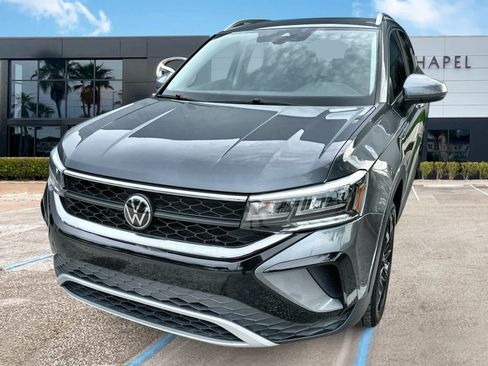 Used 2024 Volkswagen Taos SE FWD image 1