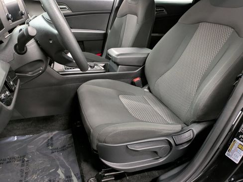 Used 2024 Kia Sportage LX image 9