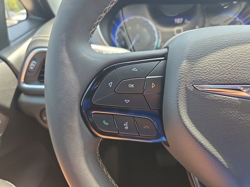 Certified 2025 Chrysler Pacifica Limited FWD image 12