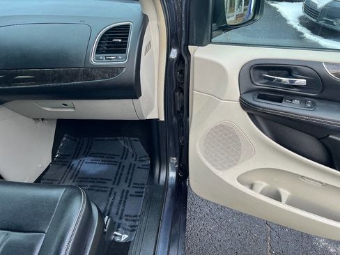 Used 2014 Chrysler Town & Country Touring image 32