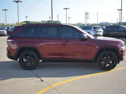 Used 2023 Jeep Grand Cherokee Altitude AWD/4WD image 4
