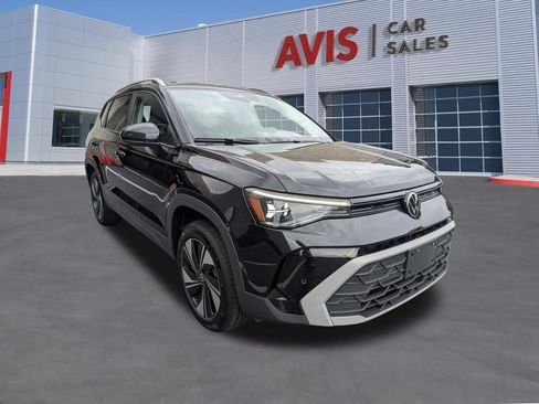 Used 2025 Volkswagen Taos SE AWD/4WD image 3