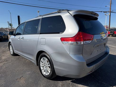 Used 2012 Toyota Sienna XLE image 7
