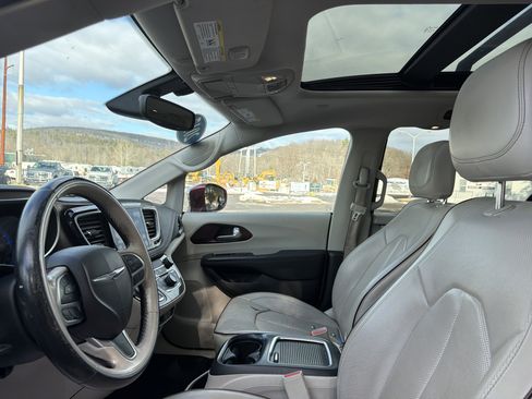 Used 2017 Chrysler Pacifica Limited image 12