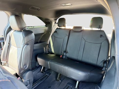 Used 2025 Toyota Sienna Platinum AWD/4WD image 7