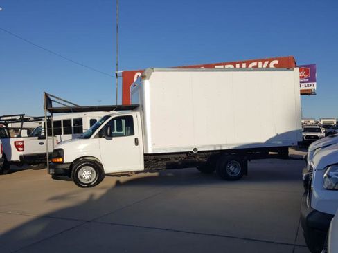 Used 2017 Chevrolet Express 3500 RWD image 5