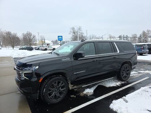 Used 2023 Chevrolet Suburban High Country w/ Advanced Technology Package image 2