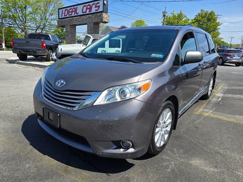 Used 2015 Toyota Sienna XLE w/ XLE Navigation Package image 7