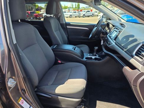 Used 2019 Toyota Highlander LE image 24