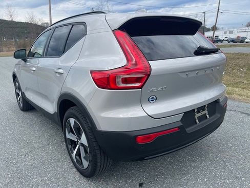 Used 2025 Volvo XC40 B5 Plus image 4