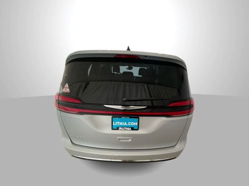 Used 2023 Chrysler Pacifica Touring-L FWD image 7