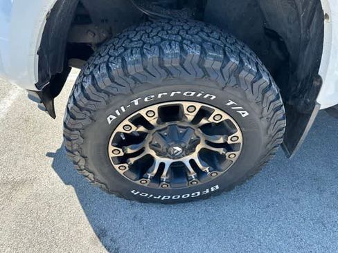 Used 2017 Toyota Tacoma TRD Sport AWD/4WD image 3