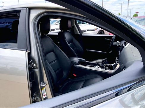 Used 2020 Jaguar XE S RWD image 9