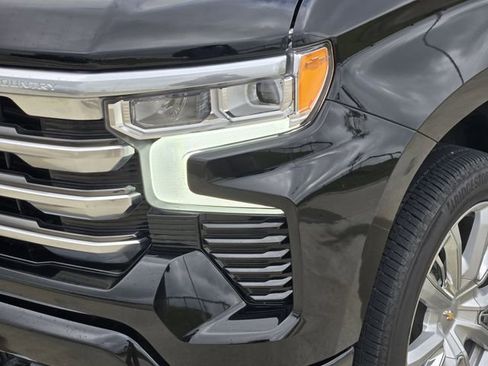 Used 2025 Chevrolet Silverado 1500 High Country w/ High Country Premium Package AWD/4WD image 9