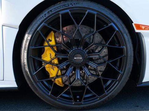 Used 2022 Lamborghini Huracan STO RWD image 11