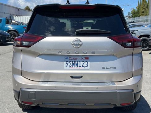 Used 2025 Nissan Rogue SL w/ Tech Package AWD/4WD image 4
