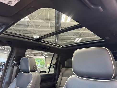 Used 2022 GMC Yukon XL SLT w/ SLT Premium Package AWD/4WD image 12