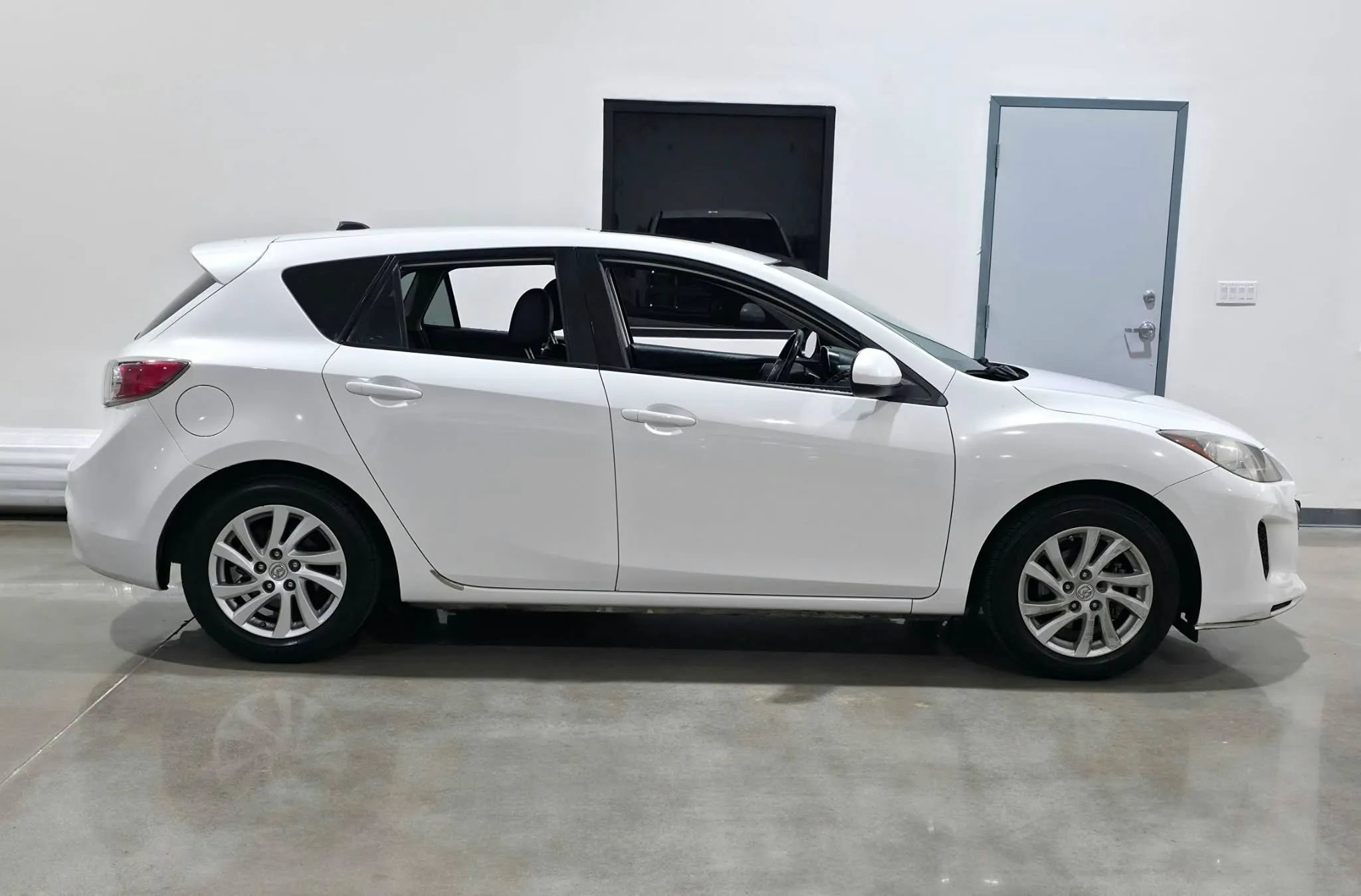 Used 2012 MAZDA MAZDA3 i Grand Touring w/ Tech Pkg FWD image 2