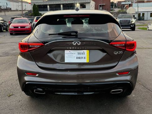 Used 2017 INFINITI QX30 FWD image 9